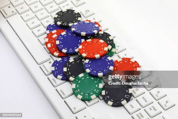 computer keyboard and poker chips - roleta, jogos - fotografias e filmes do acervo