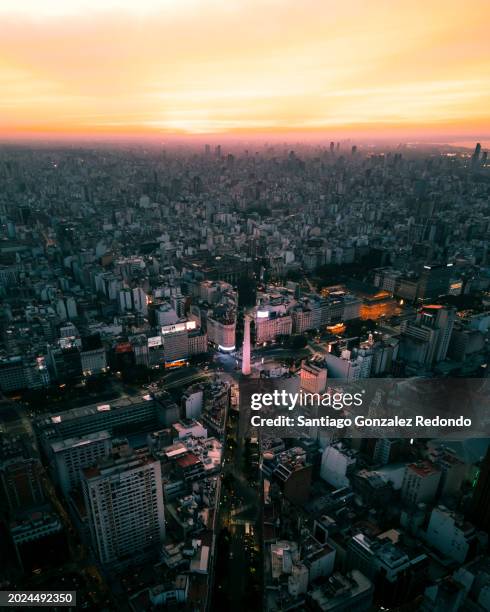 aerial drone view of the city of buenos aires, argentina at sunset. captured from above the city's old town with the iconic obelisco in the middle and avenue 9 de julio running through it. - plano fijo fotografías e imágenes de stock