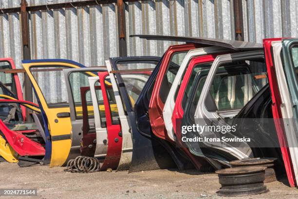 car demolition - pezzo di ricambio foto e immagini stock