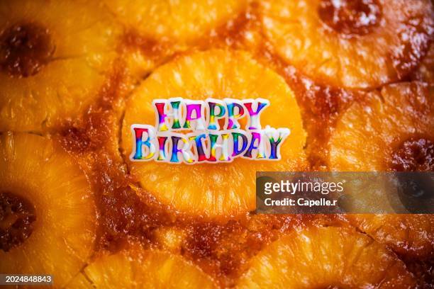 gâteau d'anniversaire - happy birthday - gâteau danniversaire stock-fotos und bilder
