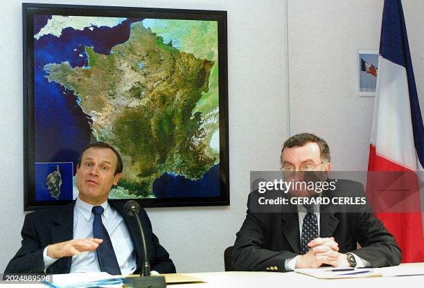 Pierre Steinmetz, directeur général de la Gendarmerie française , et Patrick Quinqueton, adjoint au Directeur National de la Police, donnent une...