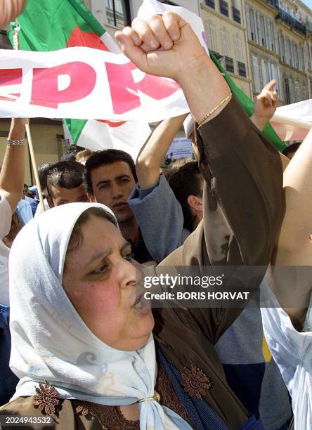 Une femme manifeste, le 12 mai 2001 dans les rues de Marseille, lors d'un défilé de protestation contre la violence en Algérie qui a rassemblé près...