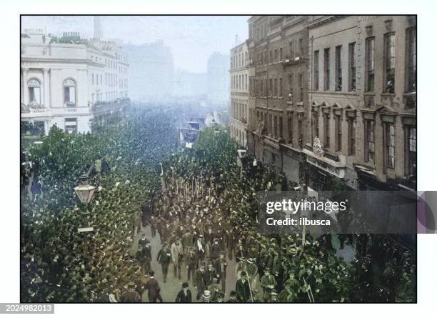 illustrazioni stock, clip art, cartoni animati e icone di tendenza di antiche fotografie di londra: dimostrazione politica sulla strada per hyde park - manifestazione per la pace