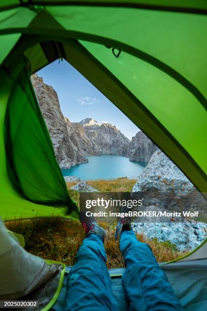 wild camping, camping in the wilderness with a tent, kol suu mountain lake, sary beles mountains, naryn province, kyrgyzstan, asia - camping selvagem imagens e fotografias de stock