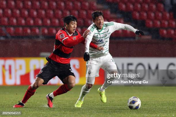 Hong Jeong-ho of Jeonbuk Hyundai Motors controls the ball against Park Chan-yong of Pohang Steelers during the AFC Champions League Round of 16...
