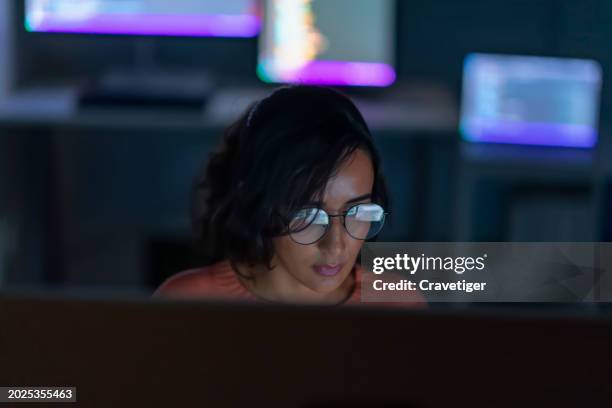 latin female cybersecurity professional in action | coding, software development, and network security. - programmatore di computer foto e immagini stock