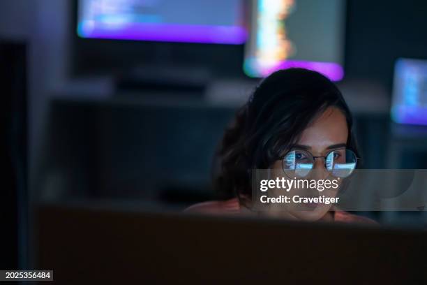 empowered specialists working in a research center, using computer to develope on advanced software, develop artificial intelligence interface and cloud computing base. - datawetenschapper stockfoto's en -beelden