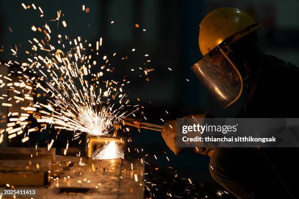 welding in workshop. - industriearbeiter stock-fotos und bilder