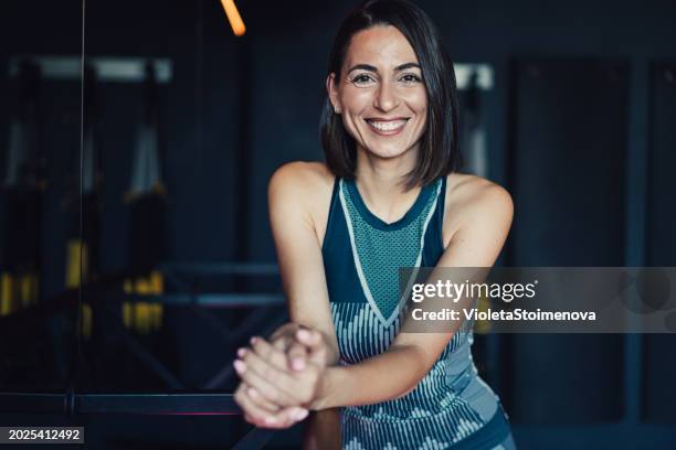 confident young woman working out in a gym. - fitness instructor stock pictures, royalty-free photos & images