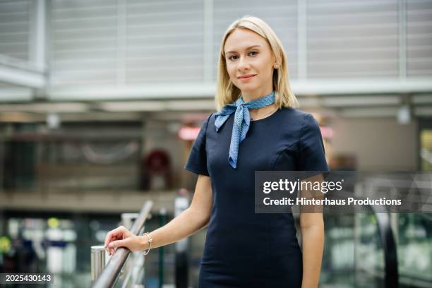 portrait of beautiful airport staff member at work - lenço do pescoço imagens e fotografias de stock