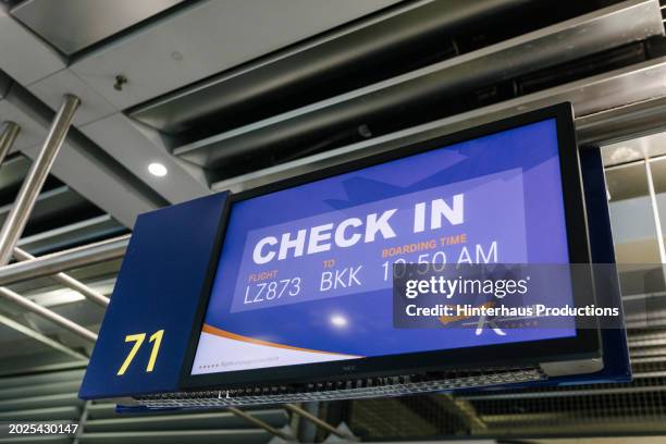 Check Inrlines Gate 2,208 Airport Gate Screen Stock Photos, High-Res Pictures, and Images ...