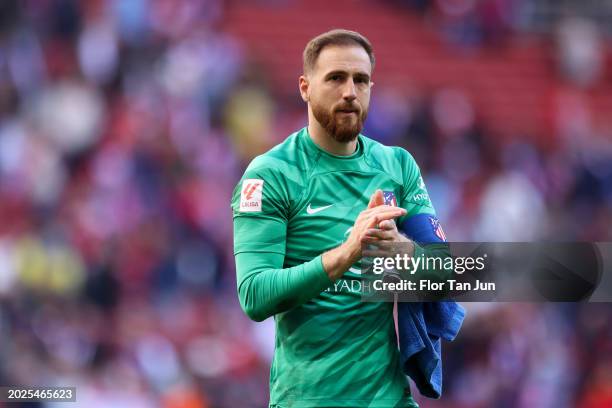 Jan Oblak of Atletico de Madrid acknowledges the fan after the LaLiga EA Sports match between Atletico Madrid and UD Las Palmas at Civitas...