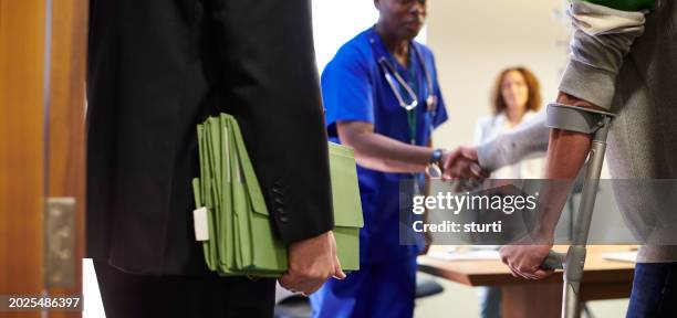 audiencia por negligencia médica - procedimiento judicial fotografías e imágenes de stock