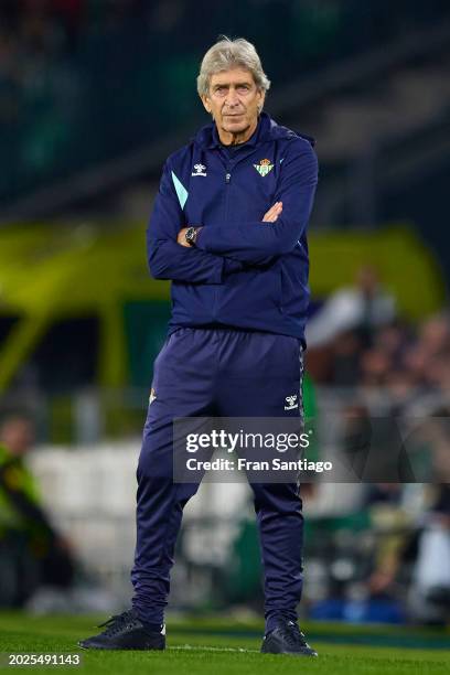 Manuel Pellegrini, manager of Real Betis looks on during the LaLiga EA Sports match between Real Betis and Deportivo Alaves at Estadio Benito...