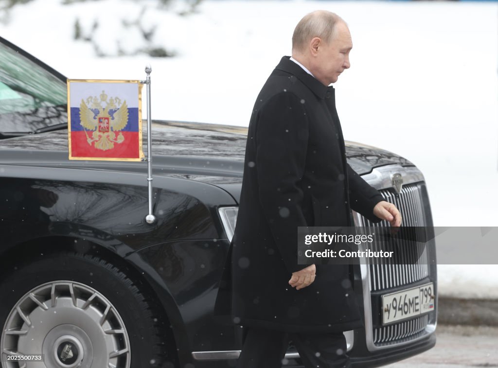 Putin Honours Unknown Soldier On Defender Of The Fatherland Day