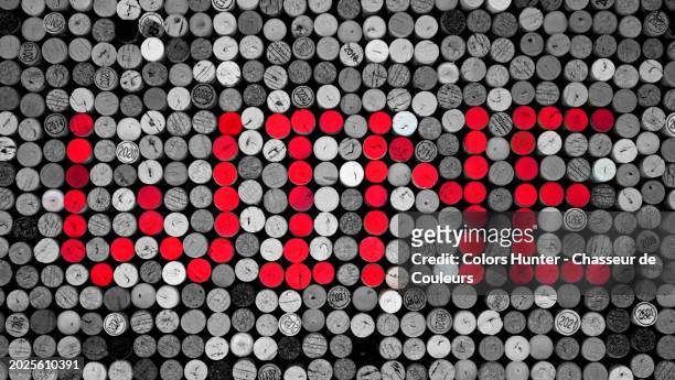 "wine" written with bright red painted corks and black and white corks in paris, france. some wine corks have a year of production. no logo or trademark. natural light. - buy parola inglese foto e immagini stock