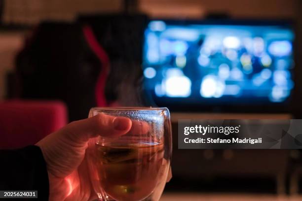 glass of drink during a movie - reality tv stock pictures, royalty-free photos & images