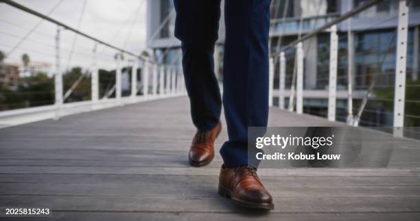 geschäft, person und schuhe oder stadt zu fuß auf brücke oder arbeit pendeln als buchhalter oder reisen, gelegenheit oder reise. beine, beruflich und new york oder städtisches gebäude oder innenstadt, mitarbeiter oder karriere - eleganter schuh stock-fotos und bilder