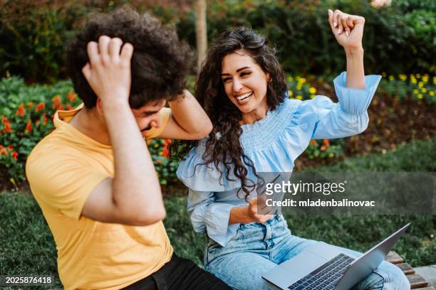 beautiful latino couple enjoying together - surfing the net fotografías e imágenes de stock