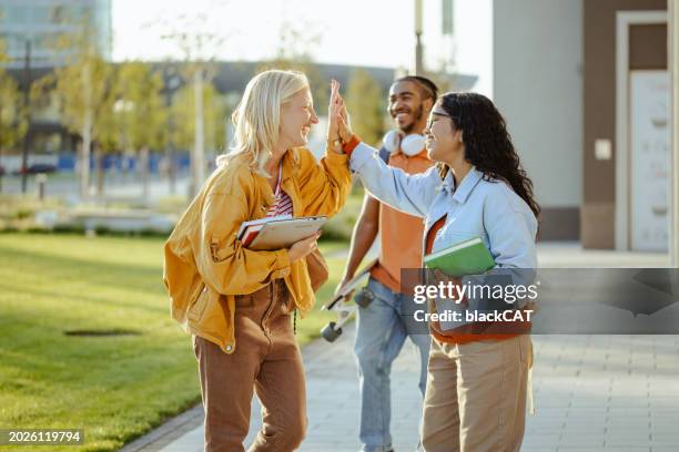 successful diverse students on the street - universitetsstudent bildbanksfoton och bilder