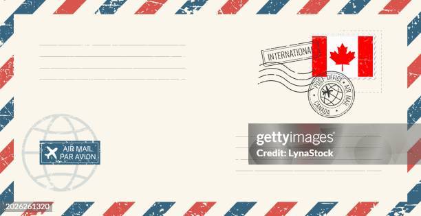 blanko-luftpost-grunge-umschlag mit kanada-briefmarke. vintage-postkarten-vektorillustration mit kanadischer nationalflagge isoliert auf weißem hintergrund. retro-stil. - luftpost stock-grafiken, -clipart, -cartoons und -symbole