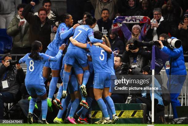 February 2024, France, Lyon: Soccer: National team, Women, Olympics, France - Germany, Play-off round, Semi-final, Groupama Stadium. France's players...