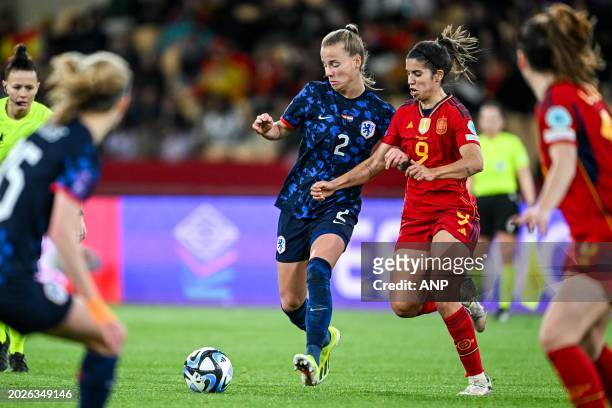 Lynn Wilms of Holland, Esther Gonzalez of Spain during the UEFA Nations League semi-final between Spain and the Netherlands at Estadio de La Cartuja...