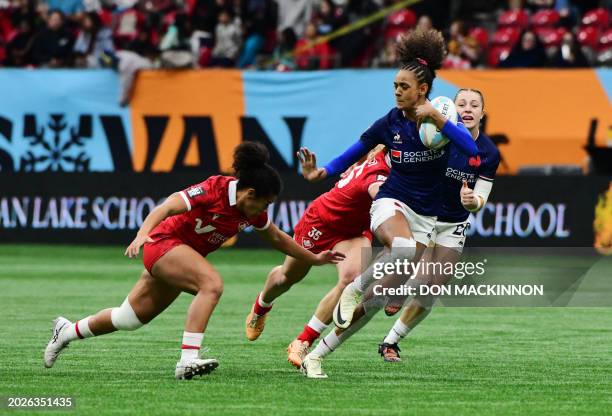 France's Anne-Cécile Ciofani controls the ball against Canada to score a try during the HSBC SVNS Vancouver tournament in Vancouver, Canada, on...