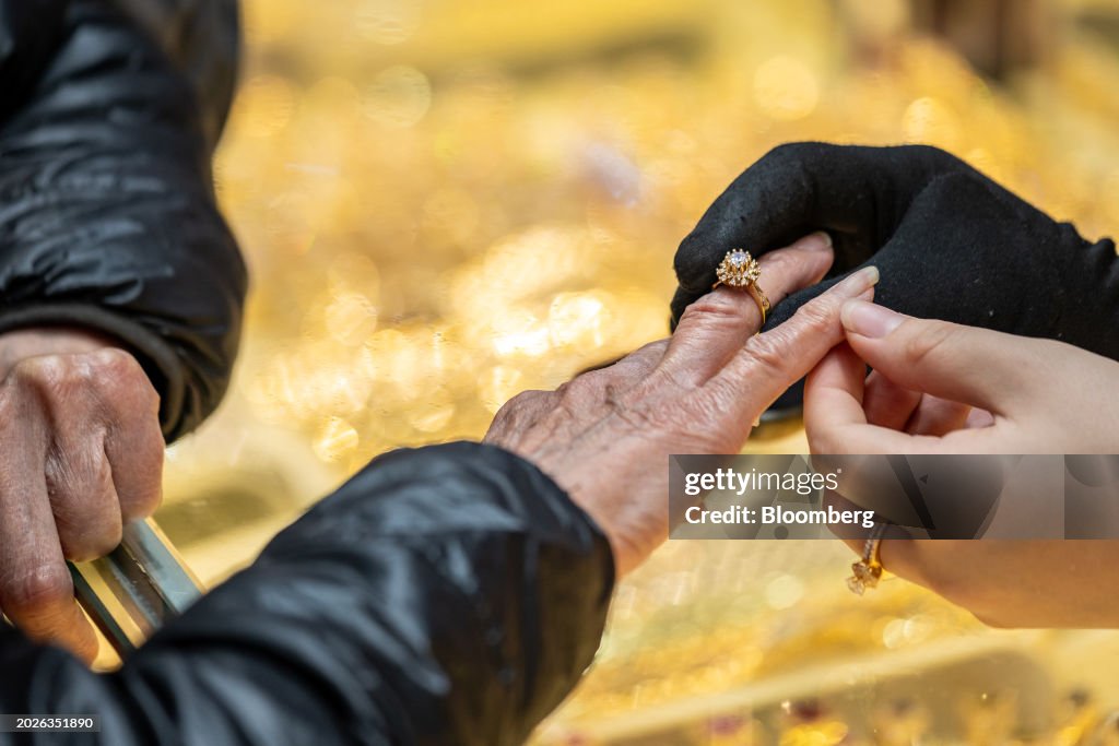 Gold Stores in Hanoi Ahead of Retail Figures