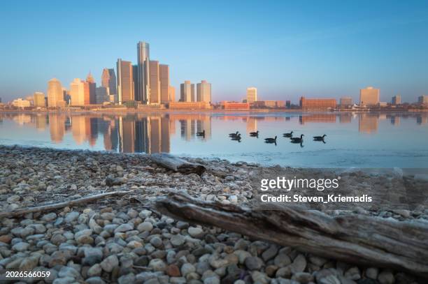detroit, michigan - skyline at dawn - michigan stock-fotos und bilder
