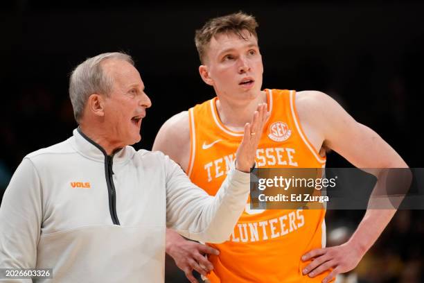 Head coach Rick Barnes of the Tennessee Volunteers talks with Dalton Knecht during action against the Missouri Tigers in the second half at Mizzou...