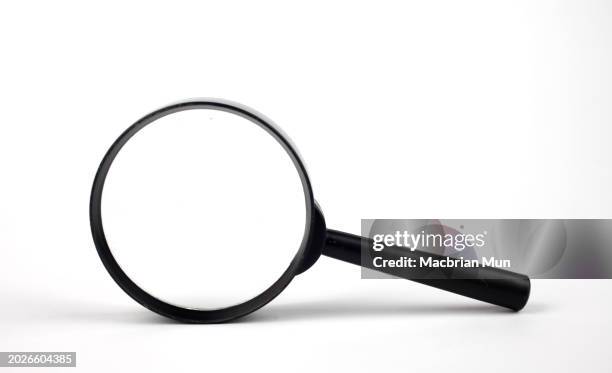 magnifying glass over white background - vergrootglas stockfoto's en -beelden