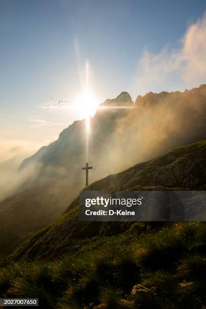 cross on hill - happy easter jesus stock-fotos und bilder