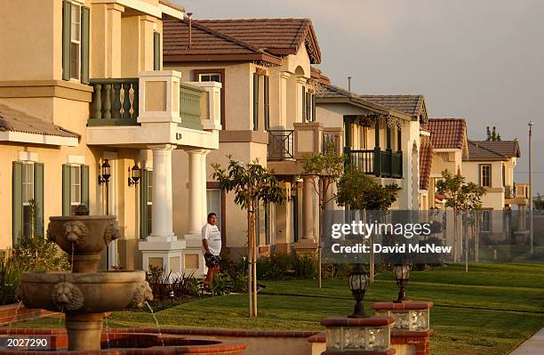 New houses line the street in the Inland Empire, the area east of Los Angeles, in Riverside and San Bernardino Counties, May 23, 2003 in Ontario,...