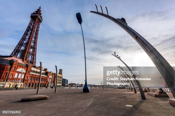 blackpool promenade with the famous blackpool tower - blackpool-lancashire stockfoto's en -beelden