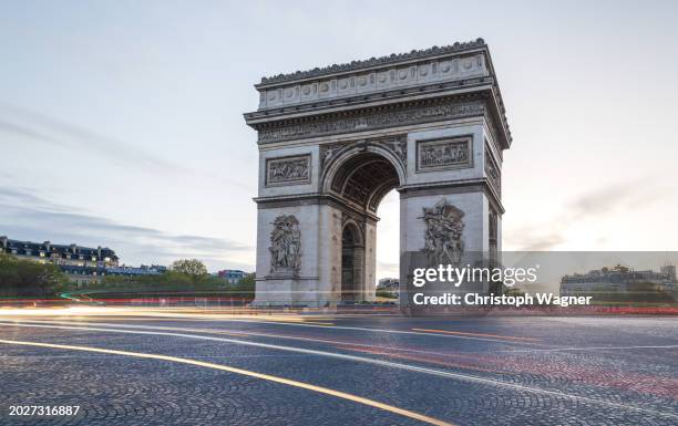 paris, triumpfbogen, arc de triomphe, frankreich - champs elysees quarter stock pictures, royalty-free photos & images