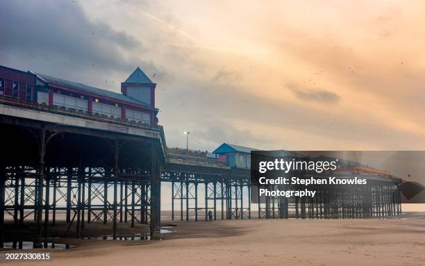 blackpool central pier at dusk - blackpool-lancashire stockfoto's en -beelden