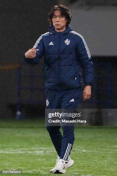 Head coach Hong Myung-bo of Ulsan Hyundai looks on during the AFC Champions League Round of 16 second leg match between Ventforet Kofu and Ulsan...
