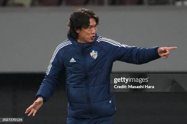 Head coach Hong Myung-bo of Ulsan Hyundai reacts during the AFC Champions League Round of 16 second leg match between Ventforet Kofu and Ulsan...