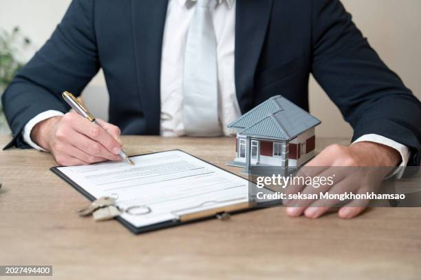 banks approve loans to buy homes. real estate concept - agentur stock-fotos und bilder