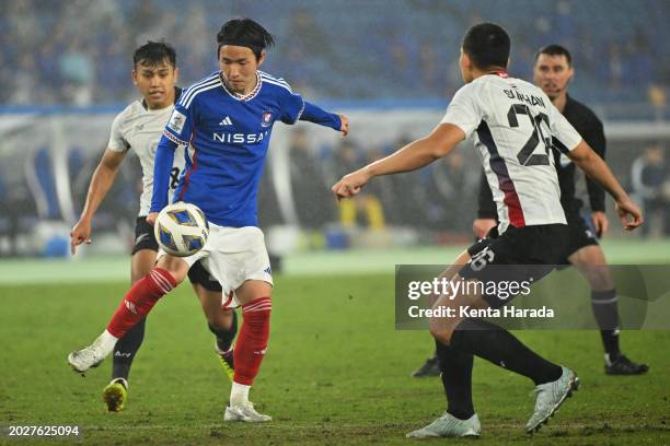 Jun Amano of Yokohama F.Marinos competes for the ball against Thossawat Limwannasathian and Suphan Thongsong of Bangkok United during the AFC...