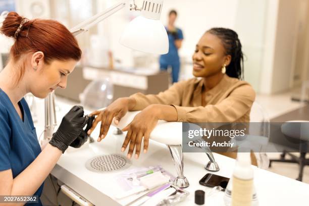 woman working in a beauty salon - beauty spa stockfoto's en -beelden