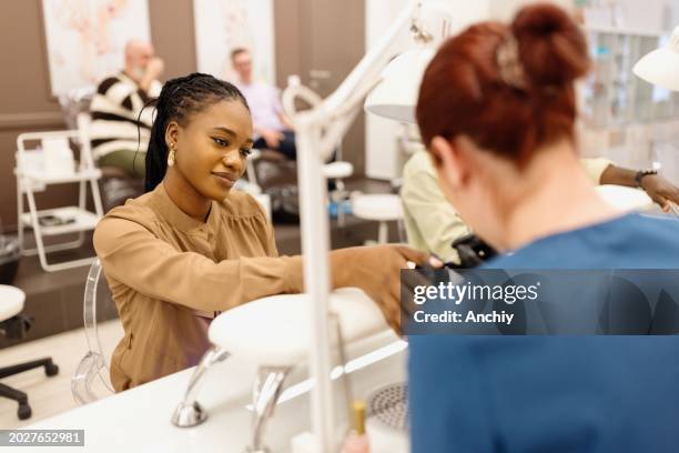 clienta feliz haciendo manicura - manicura de diseño fotografías e imágenes de stock