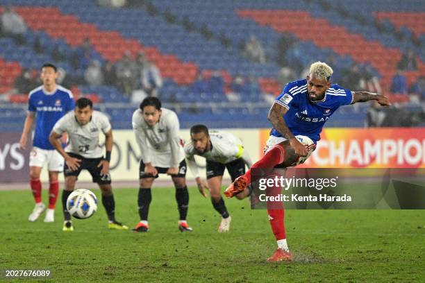 Anderson Lopes of Yokohama F.Marinos converts the penalty to score the team's first goal during the AFC Champions League Round of 16 second leg match...