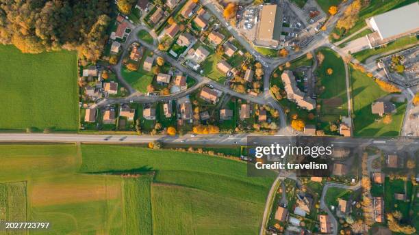 luftlandschaft mit bergstrasse, alpenstadt und genfersee in der schweiz, genfer brücke mit tunnel im felsigen berg bei montreux schweiz - luftaufnahme stock-fotos und bilder