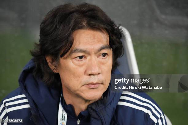 Hong Myung Bo,coach of Ulsan Hyundai looks on prior to the AFC Champions League Round of 16 second leg match between Ventforet Kofu and Ulsan Hyundai...