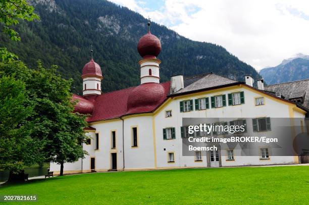 sankt bartholomae, st. bartholomew's church at lake koenigssee, berchtesgaden national park, bavaria, germany, europe - igreja de são bartolomeu berchtesgaden - fotografias e filmes do acervo