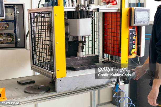 hydraulic press machinery in industrial setting - hydraulic platform stock pictures, royalty-free photos & images