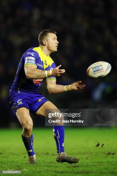 Josh Drinkwater of Warrington Wolves offloads the ball during the Betfred Super League match between Warrington Wolves and Hull FC at The Halliwell...