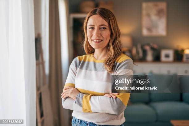 portrait of a mature woman. - trentenaire photos et images de collection